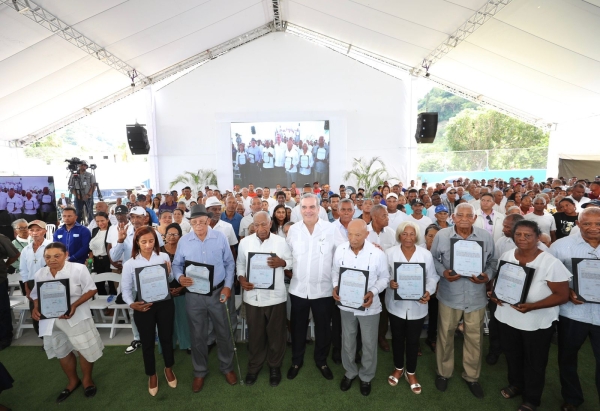 PRESIDENTE ABINADER ENTREGA MÁS DE 800 TÍTULOS DE PROPIEDAD EN GUAYABAL, AZUA